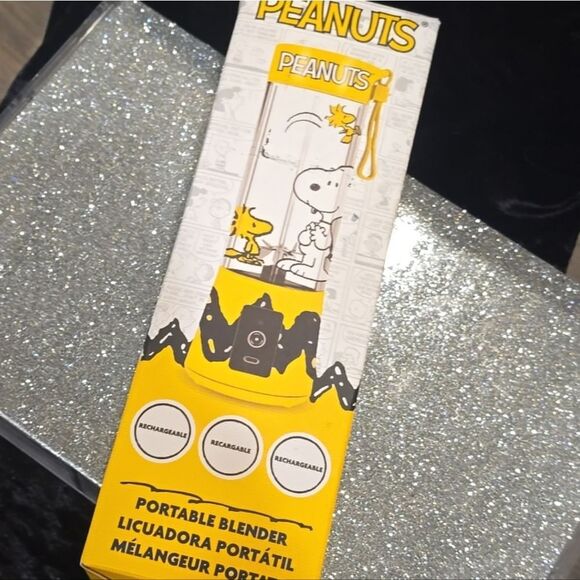 Uncanny Brands Peanuts, Snoopy, & Woodstock USB Rechargeable Portable Blender - Picture 11 of 11